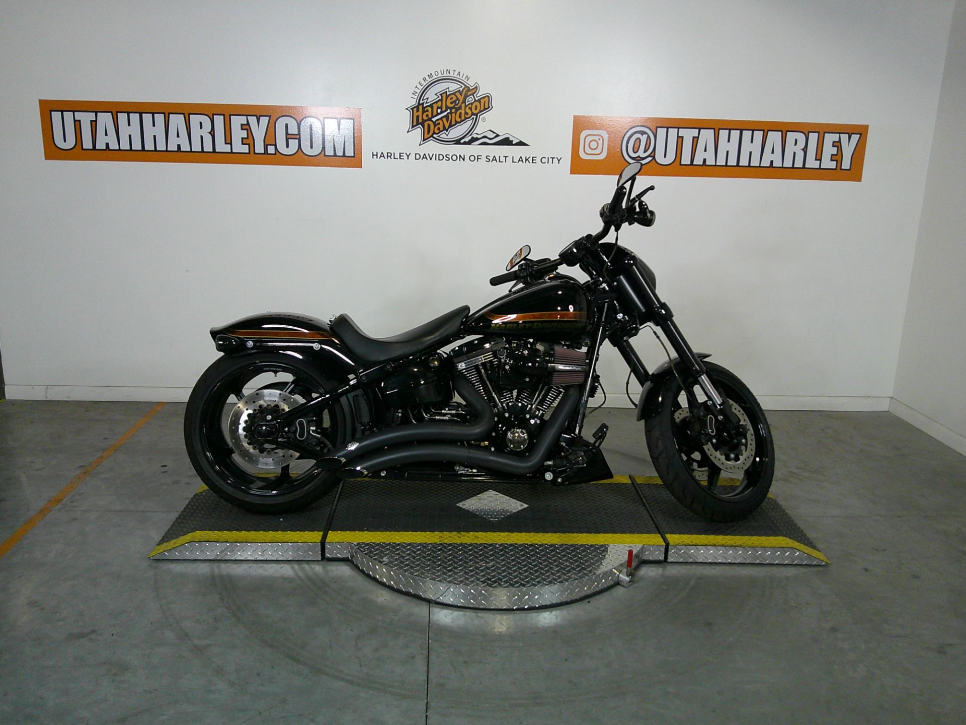 Certified Pre-Owned 2016 Harley-Davidson CVO™ Pro Street Breakout