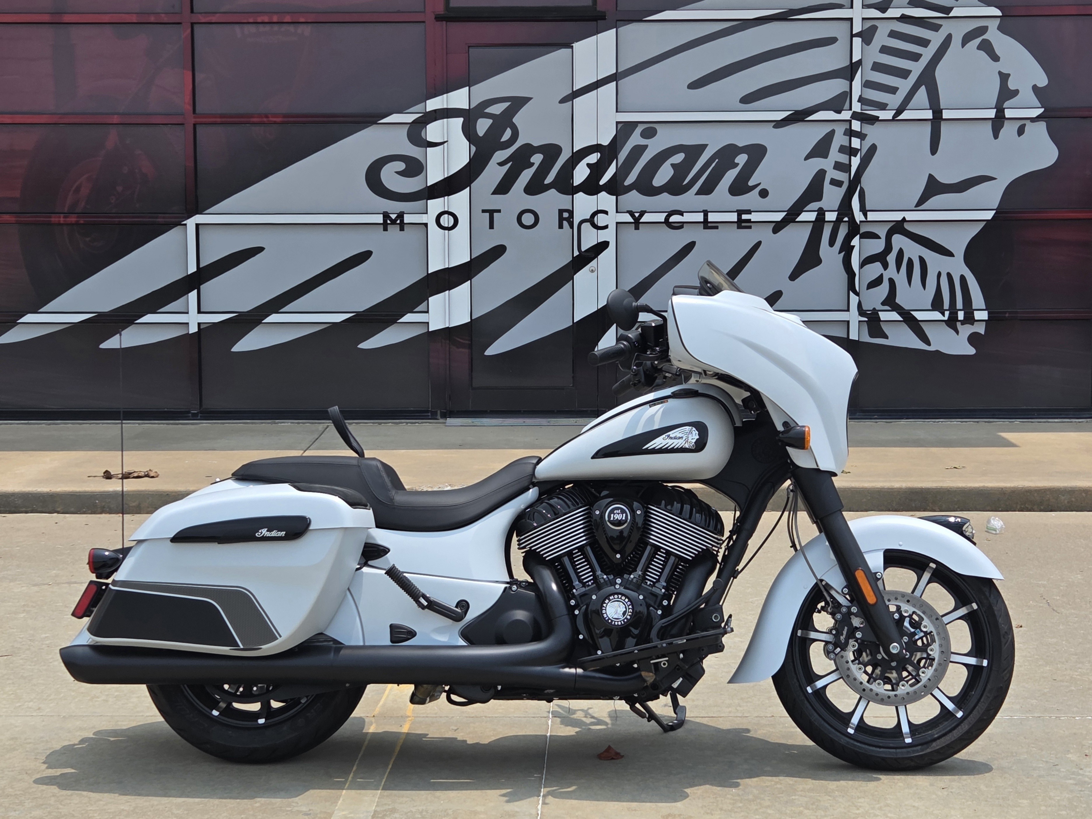 2024 Indian Motorcycle Chieftain® Dark Horse® with PowerBand Audio Package