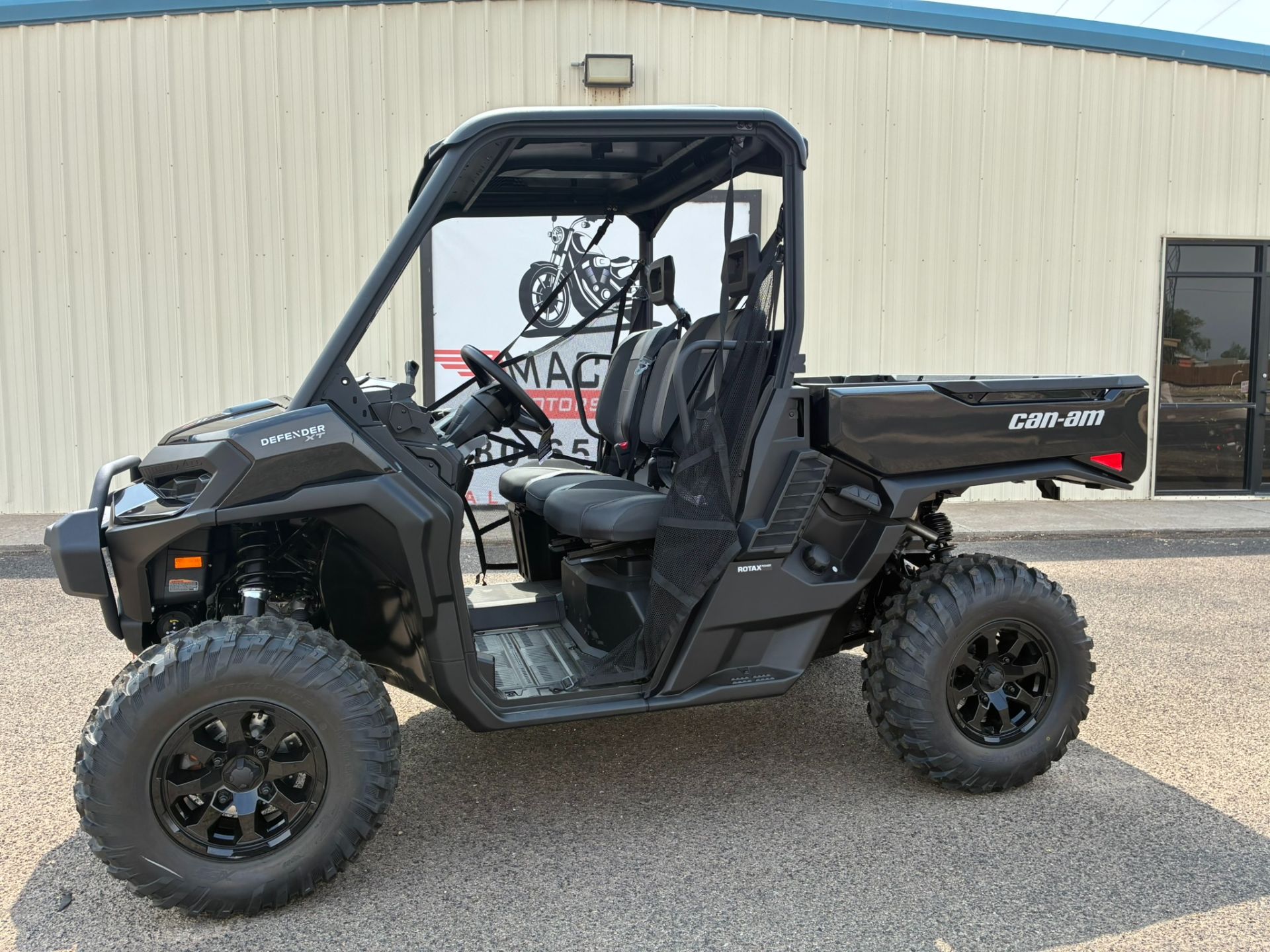 2026 Can-Am™ Defender XT HD11 with 10.25 in. touchscreen displa 2