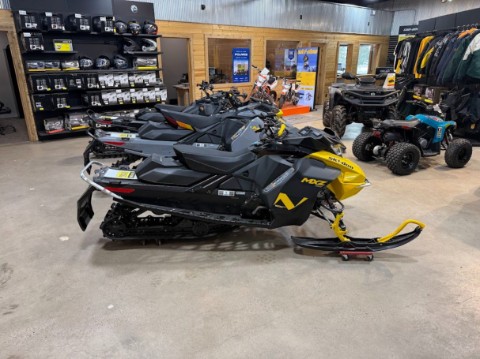 2025 Ski-Doo MXZ NEO+ 600 EFI ES RipSaw 1.25 in Chippewa Falls, Wisconsin - Photo 2