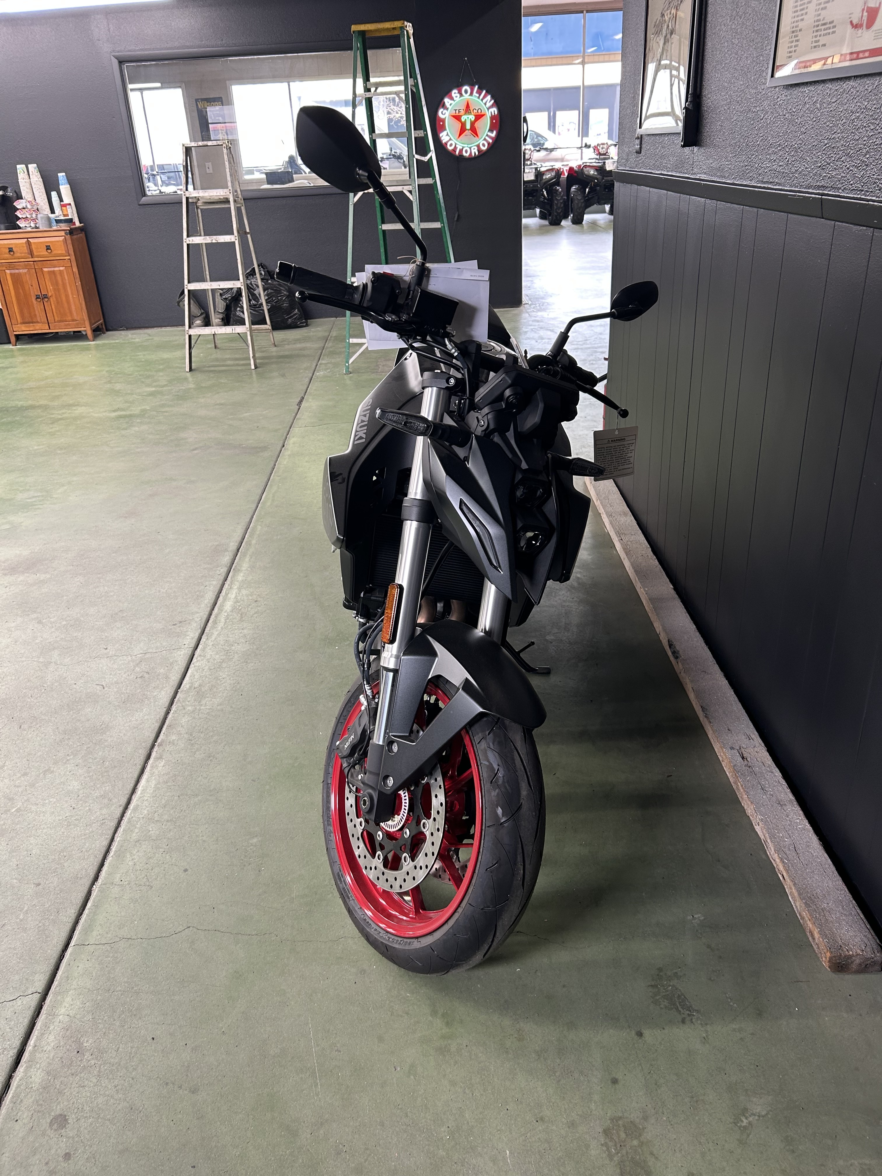 2025 Suzuki GSX-8S 3