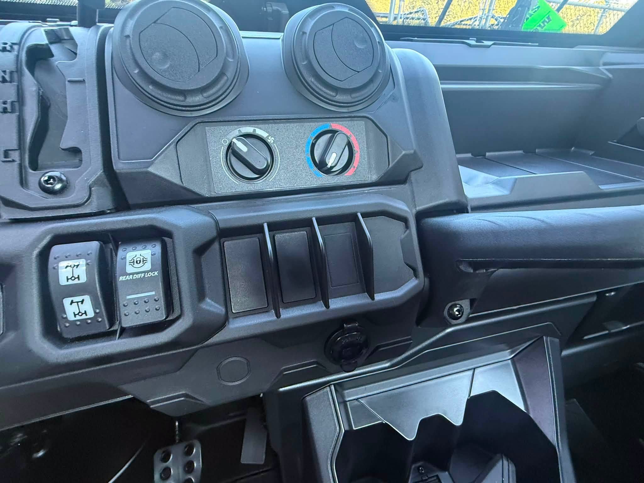 2026 Can-Am™ Defender DPS CAB 4