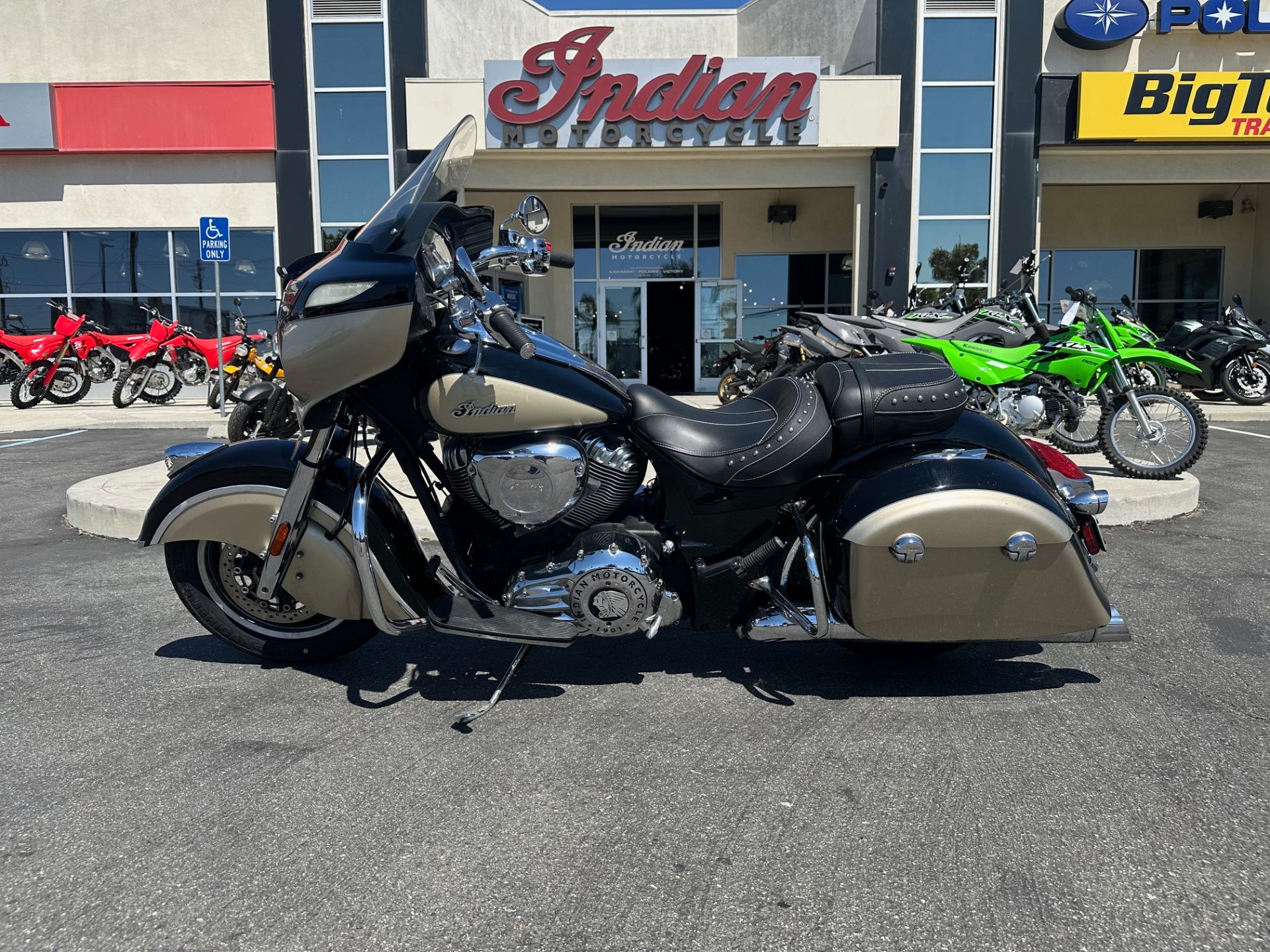 2016 Indian Motorcycle Chieftain® in Hollister, California - Photo 2