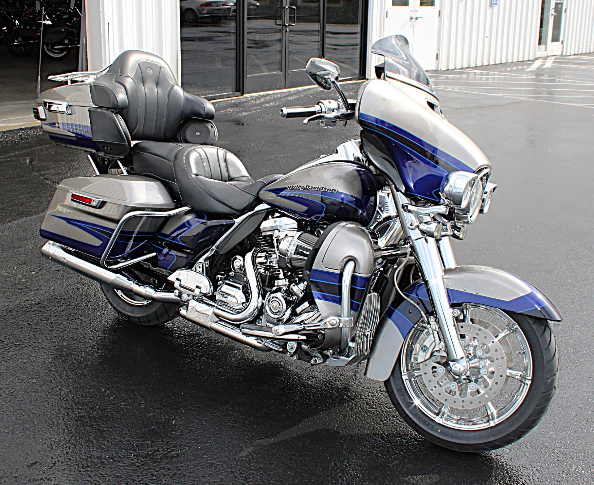 2017 Harley-Davidson CVO™ Limited in Burlington, Washington - Photo 3