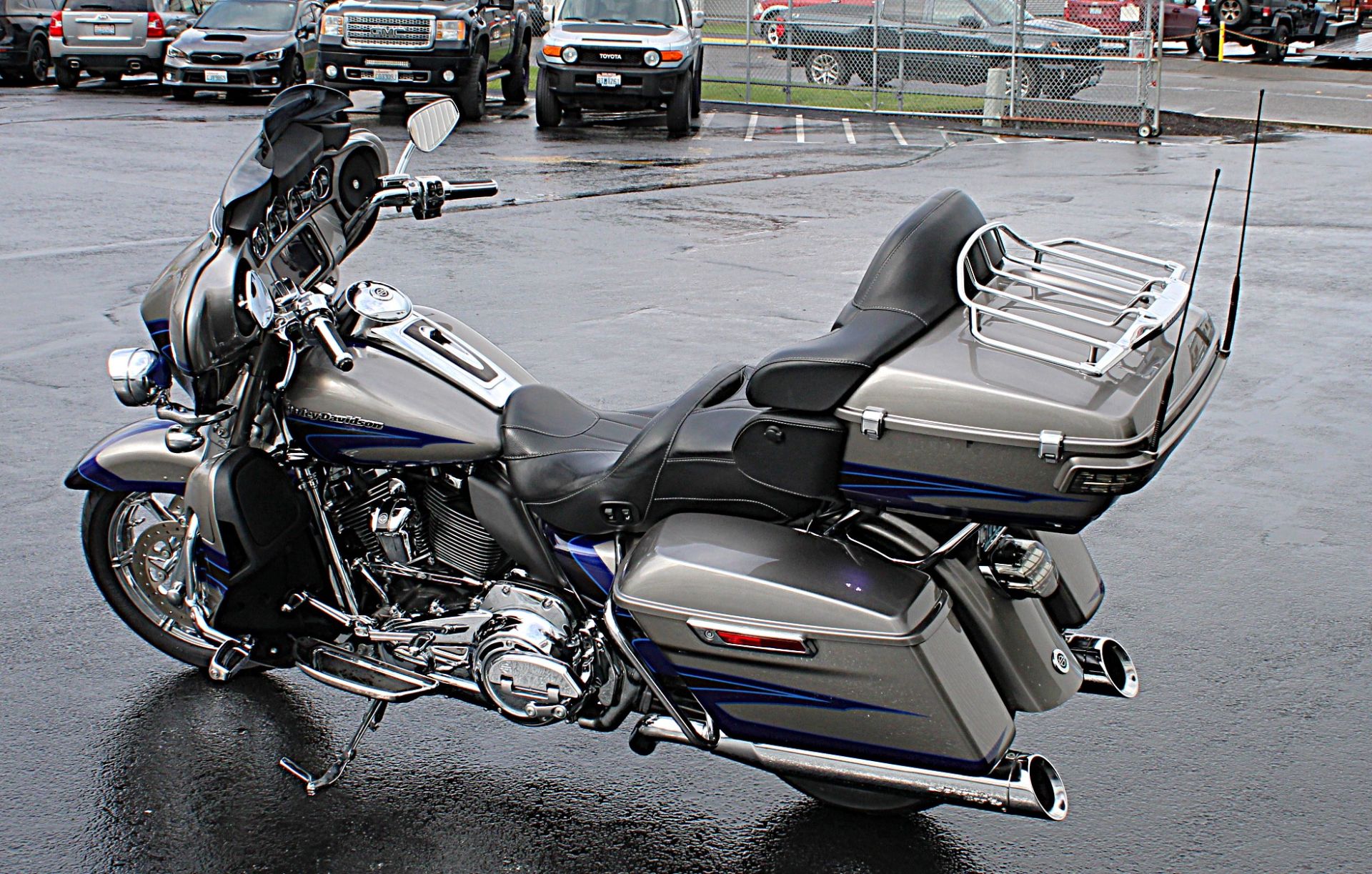 2017 Harley-Davidson CVO™ Limited in Burlington, Washington - Photo 10
