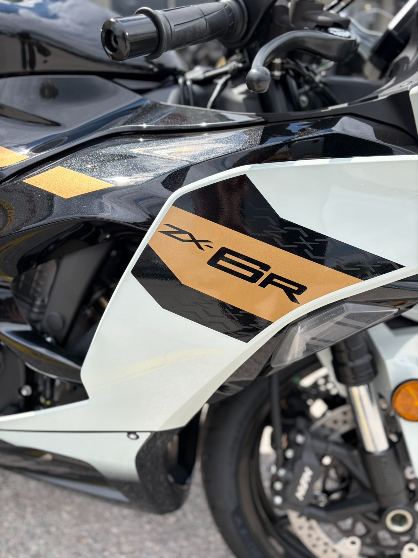 FUKA20V型白3黒4 2024 Kawasaki Ninja® ZX™-6R Pearl Robotic White/Metallic Graphite