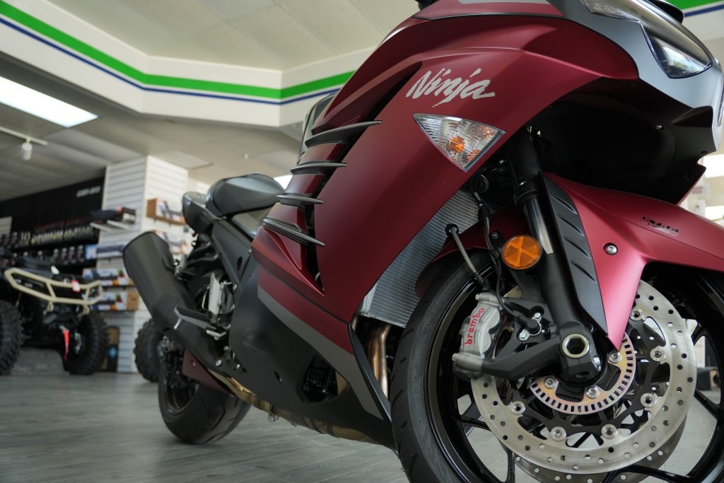 New 2025 Kawasaki Ninja® ZX™-14R ABS Metallic Matte Sovereign Red