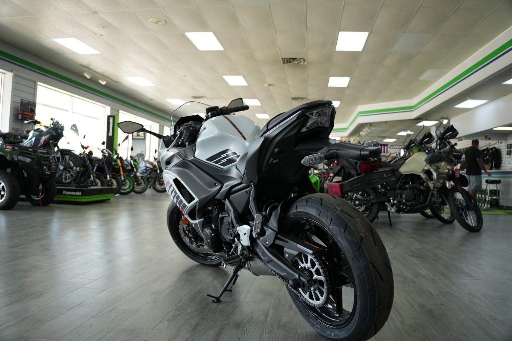 2026 Kawasaki Ninja® 650 ABS 11