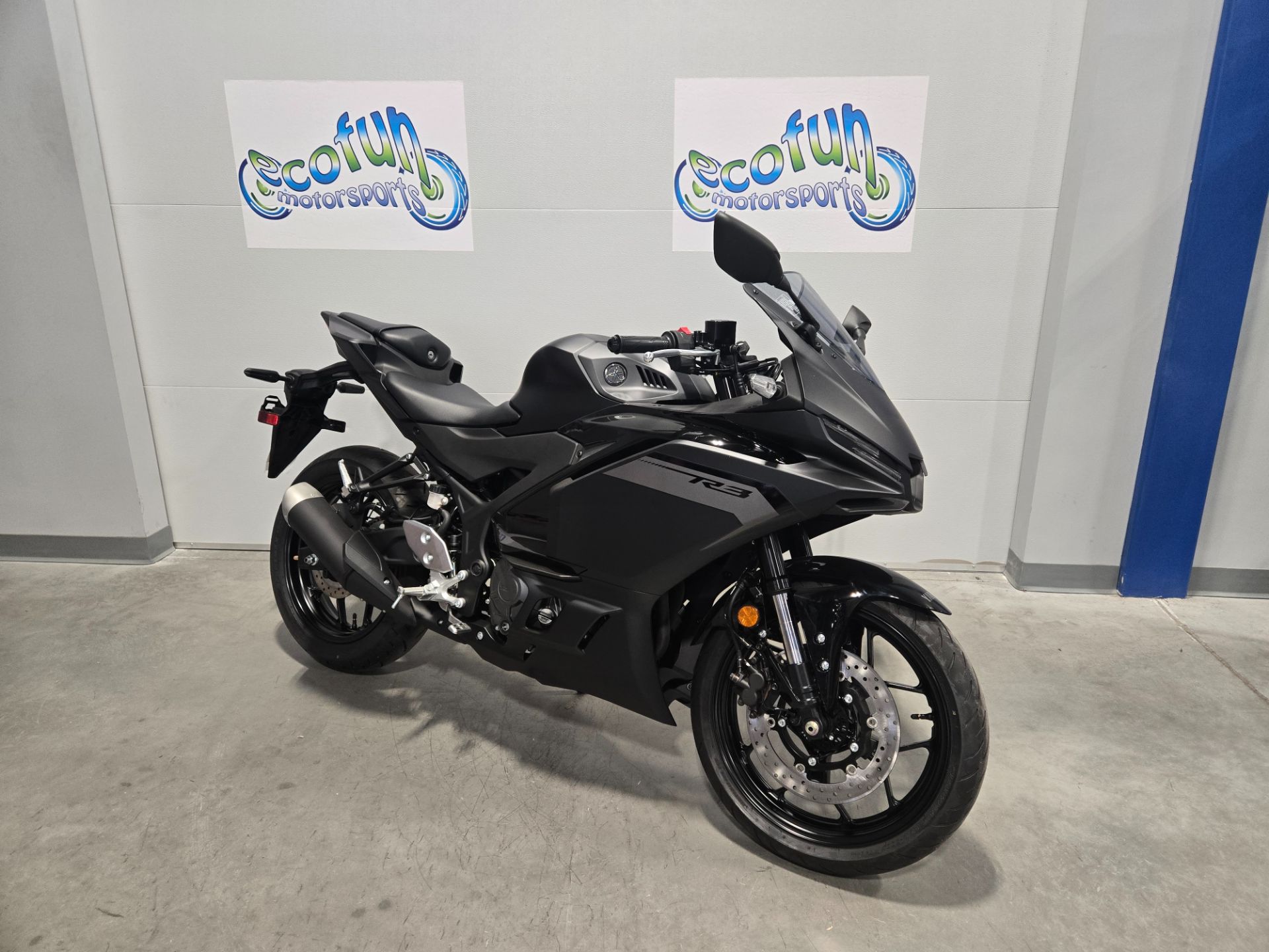 New 2025 Yamaha YZF-R3 | Motorcycles in Forest Lake MN