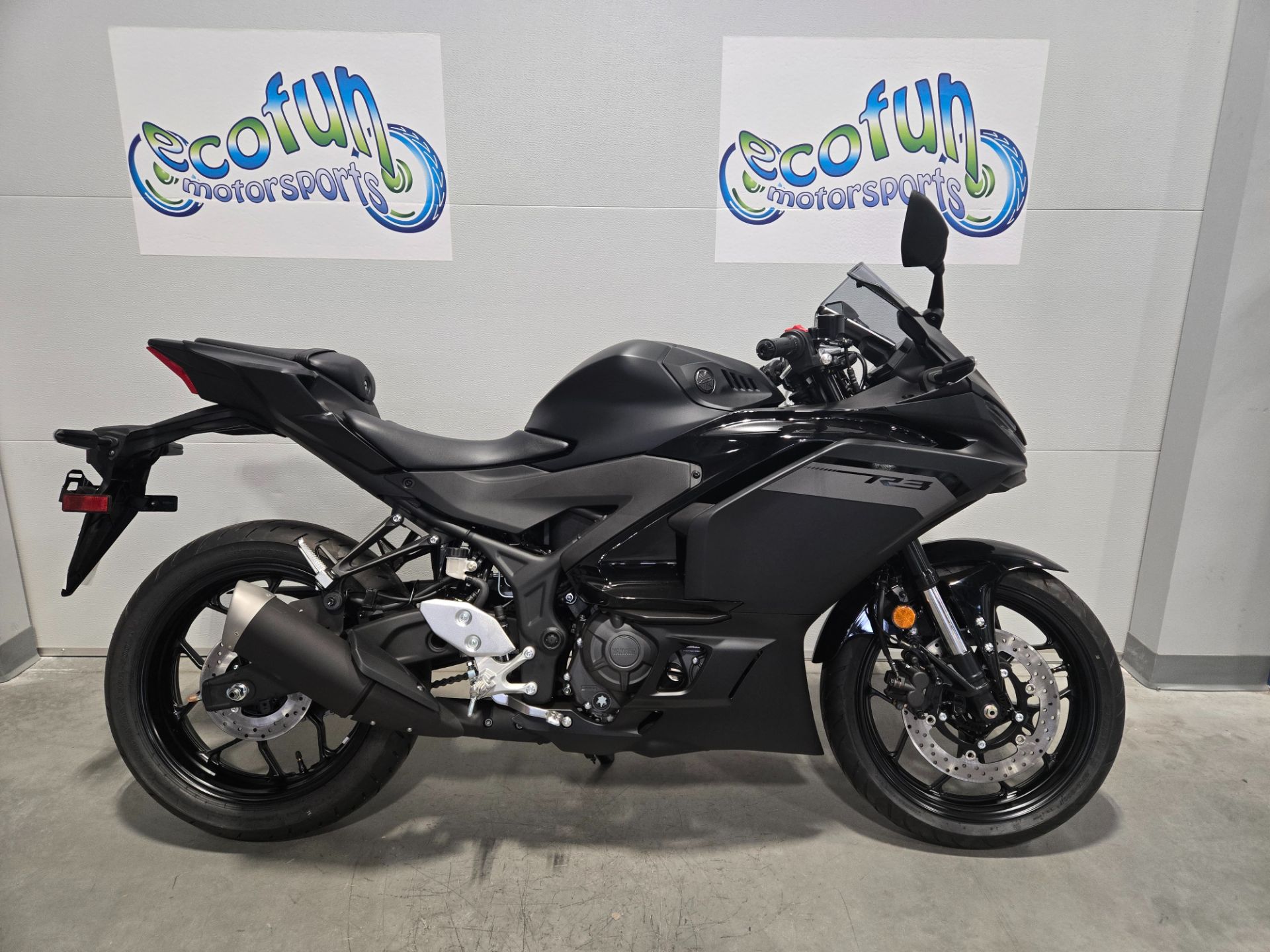 New 2025 Yamaha YZF-R3 | Motorcycles in Forest Lake MN