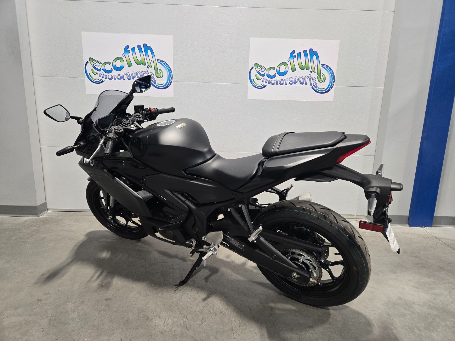 New 2025 Yamaha YZF-R3 | Motorcycles in Forest Lake MN