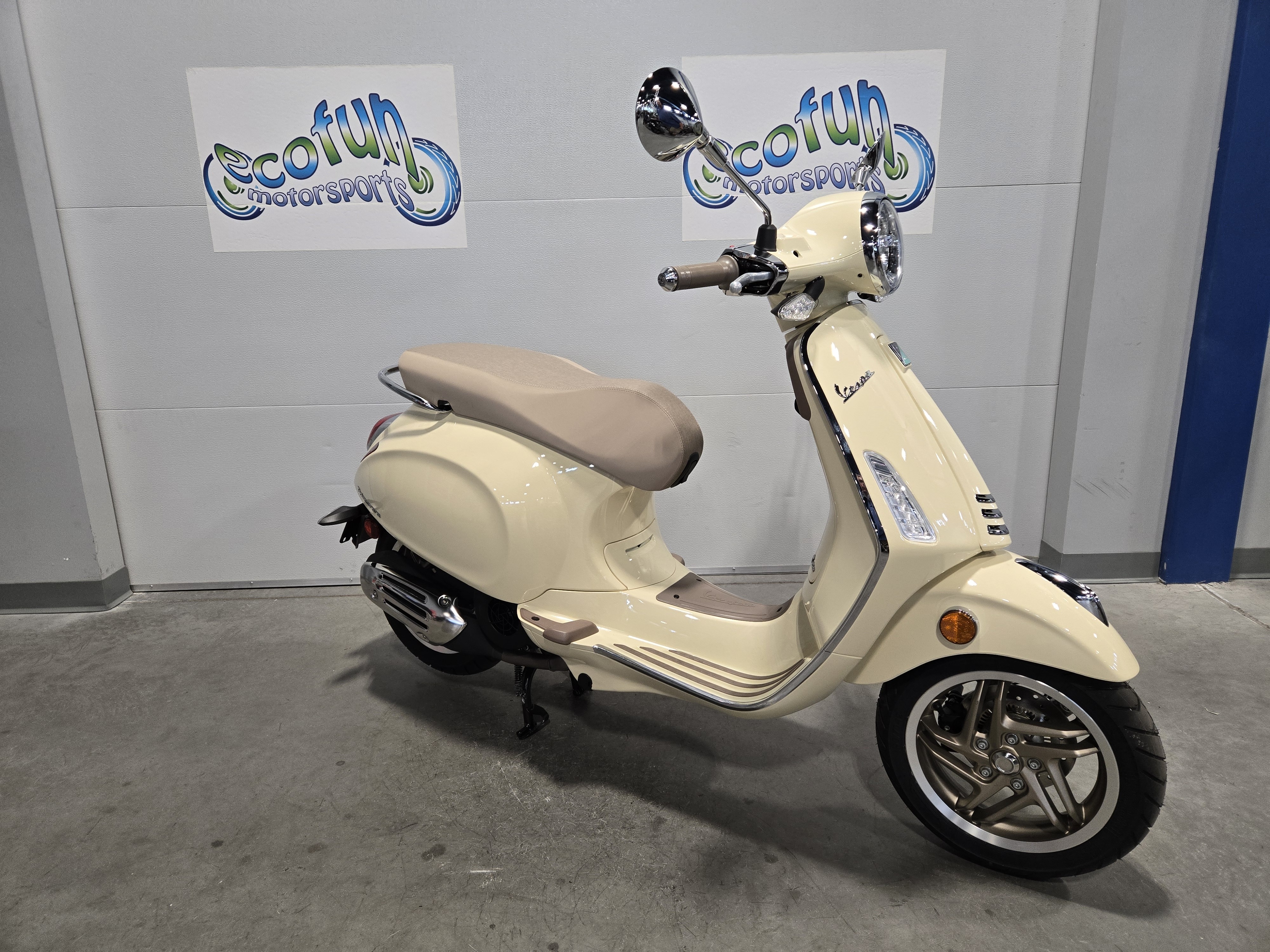2027 Vespa Primavera photo 2
