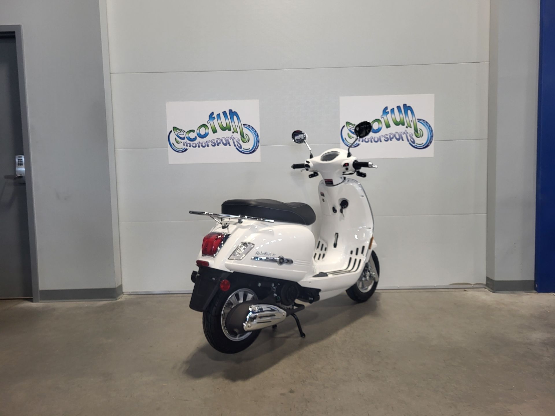 ストラータ ホワイト　S New 2025 Scootstar Retrostar 49cc Scooter | Scooters in Forest