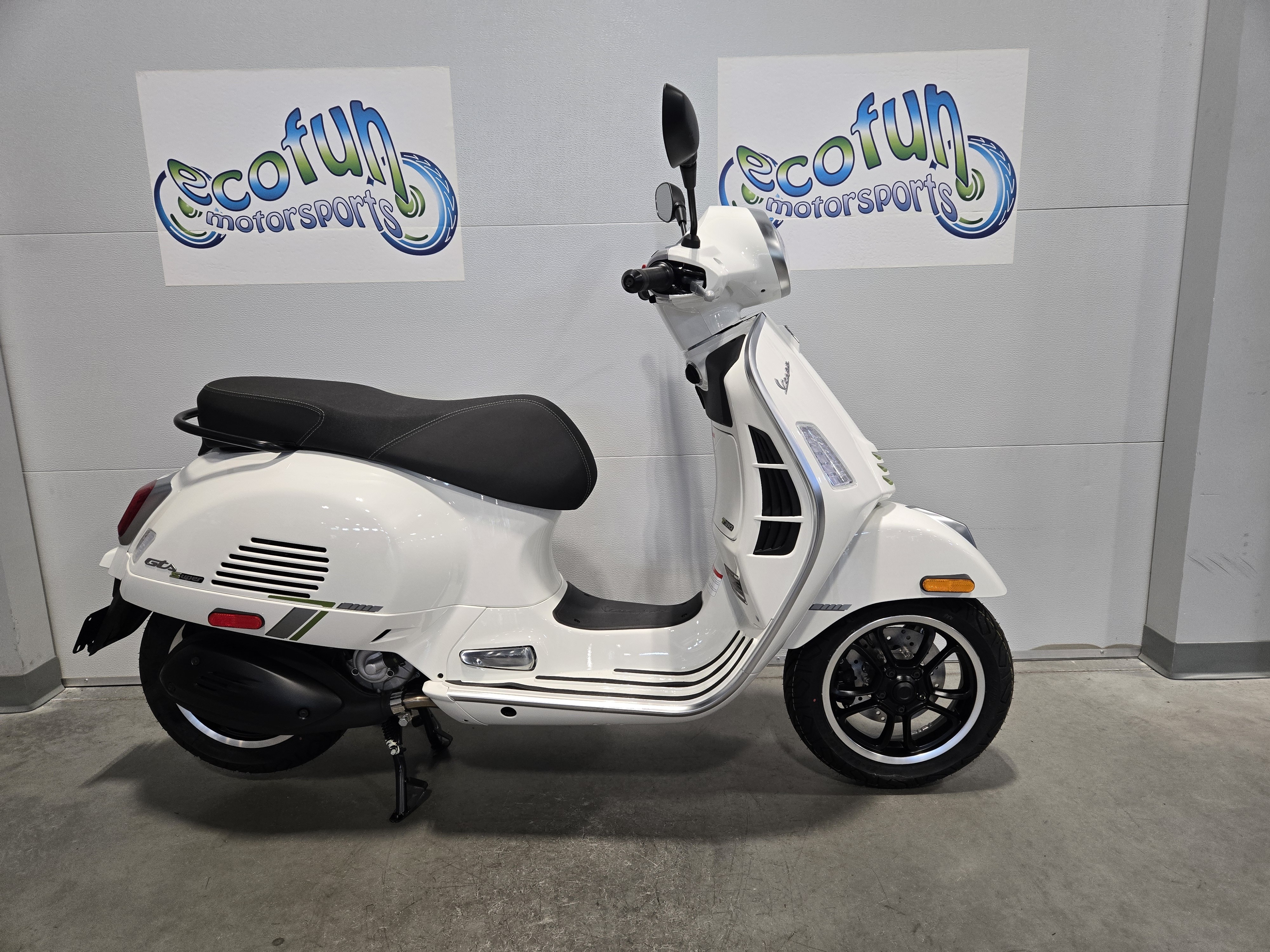 2027 Vespa GTS photo 3