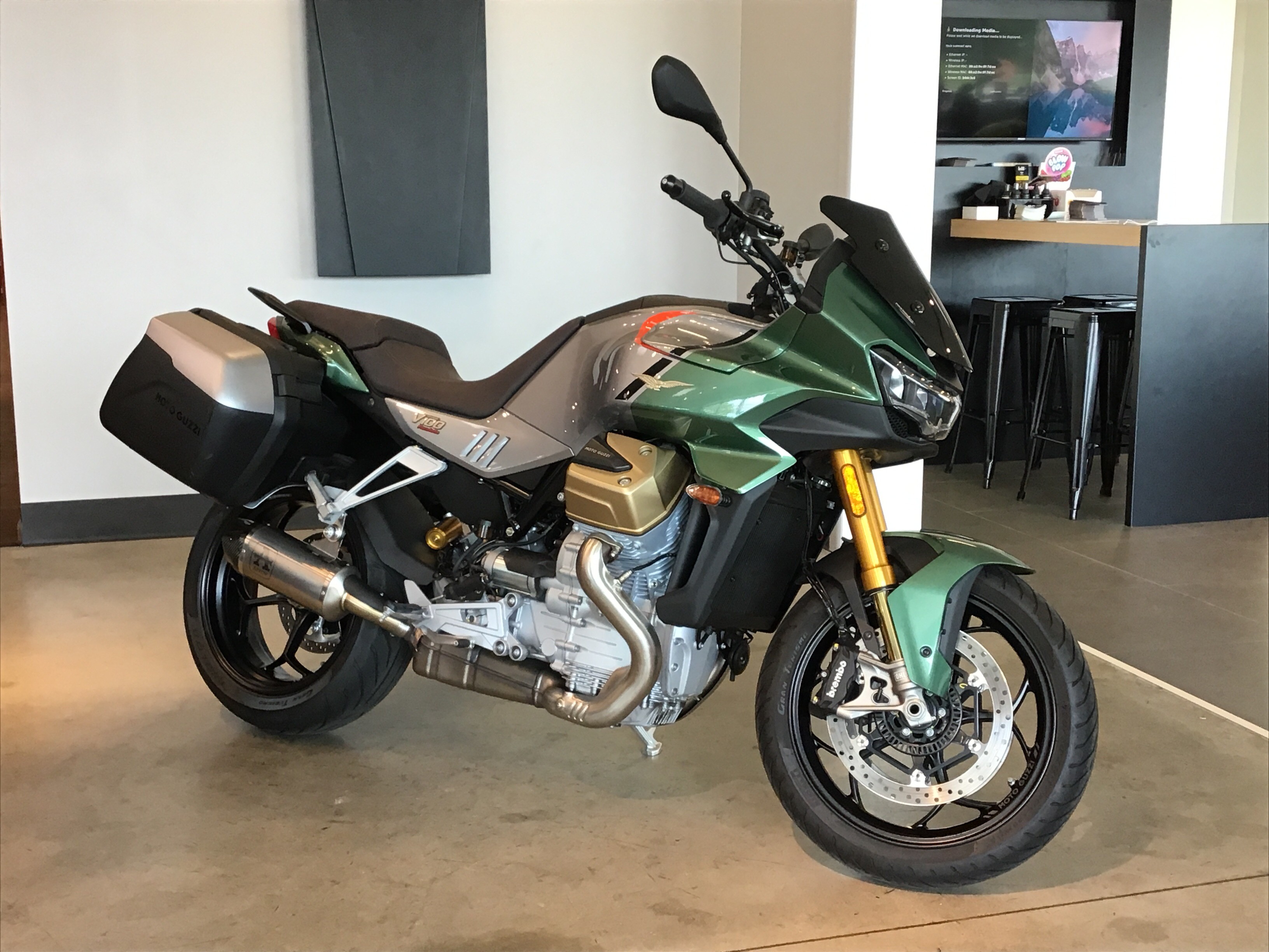 2023 Moto Guzzi V100 Mandello S 3