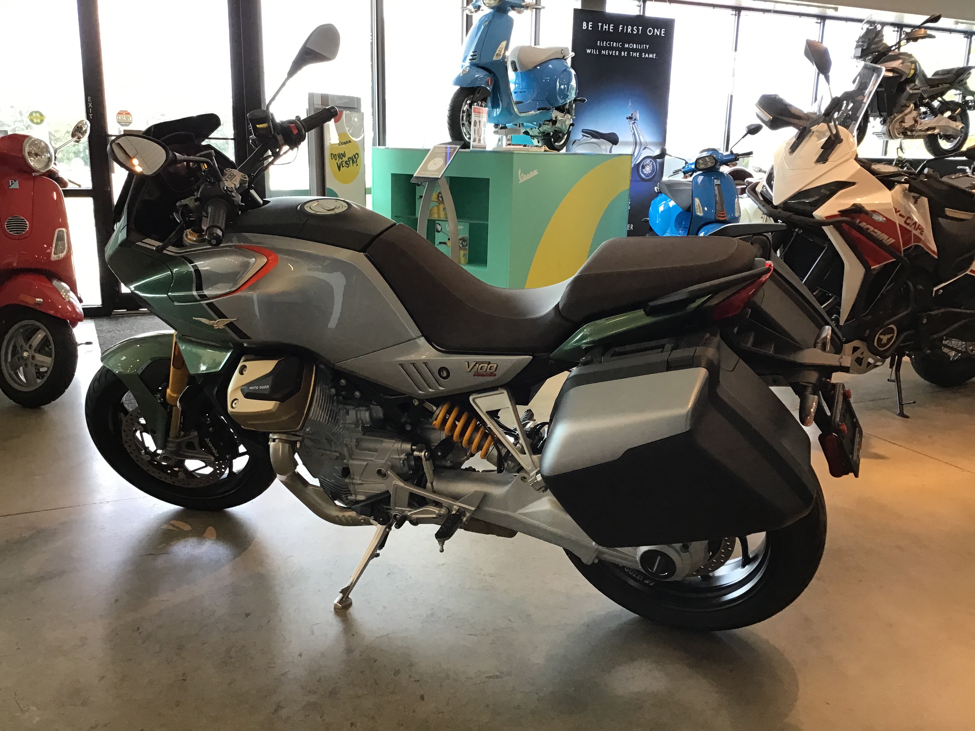 2023 Moto Guzzi V100 Mandello S 7