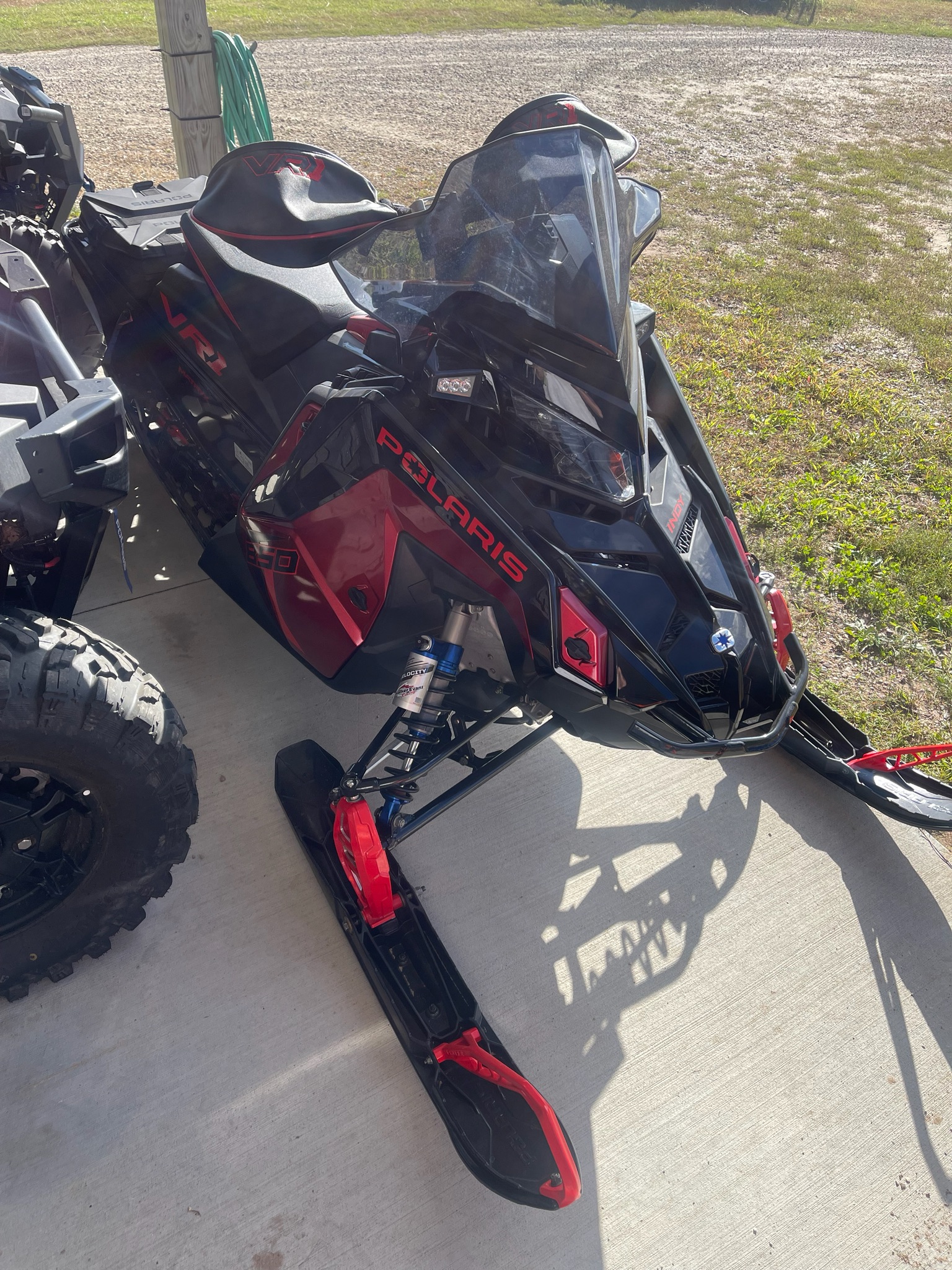 2023 850 Indy VR1 129 SC