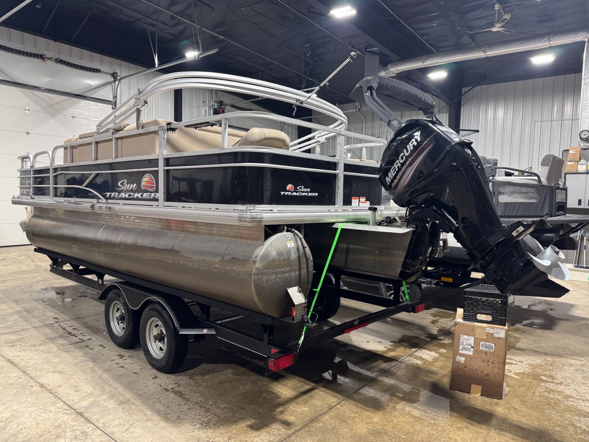 2018 Sun Tracker Fishin' Barge 20 DLX in Huron, Ohio - Photo 1