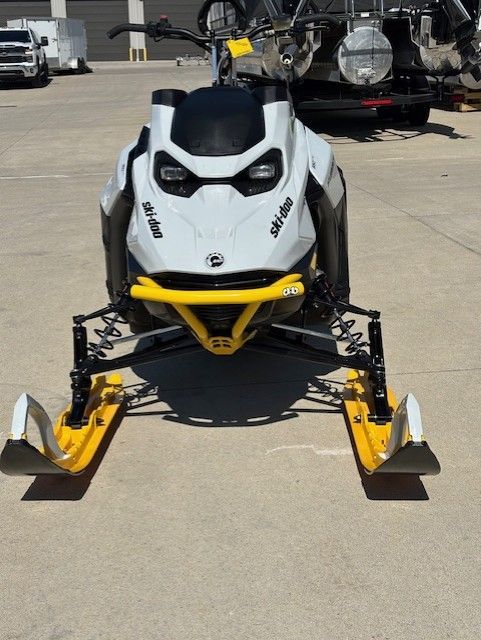 2023 Ski-Doo Summit Edge 165 850 E-TEC E.S. PowderMax X-Light 3.0 w/ FlexEdge in Huron, Ohio - Photo 1