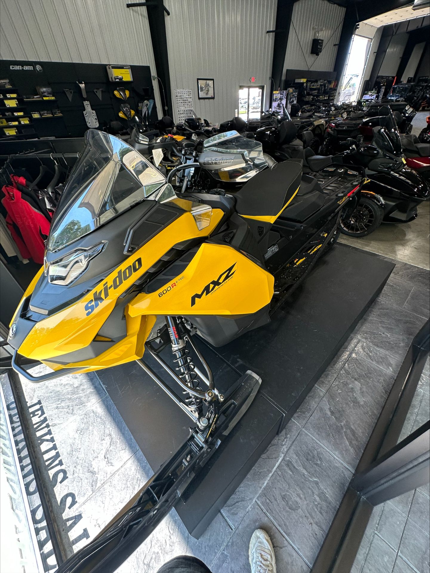 2025 Ski-Doo MXZ Adrenaline 137 600R E-TEC ES Ripsaw 1.25 in Huron, Ohio - Photo 1
