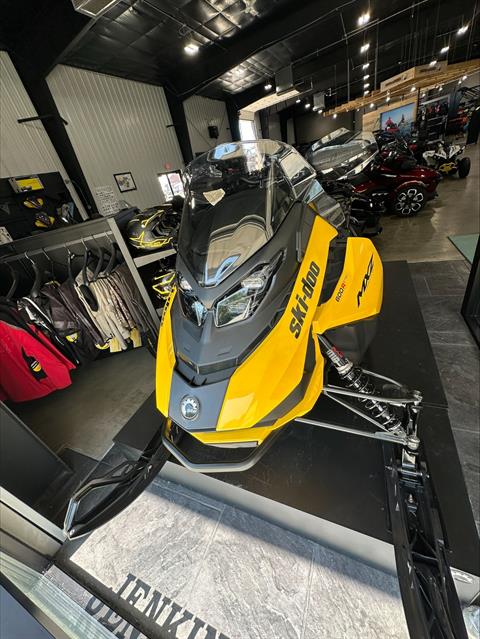 2025 Ski-Doo MXZ Adrenaline 137 600R E-TEC ES Ripsaw 1.25 in Huron, Ohio - Photo 2