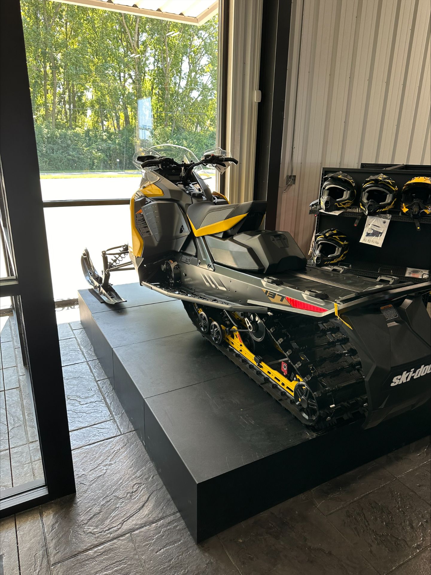 2025 Ski-Doo MXZ Adrenaline 137 600R E-TEC ES Ripsaw 1.25 in Huron, Ohio - Photo 3