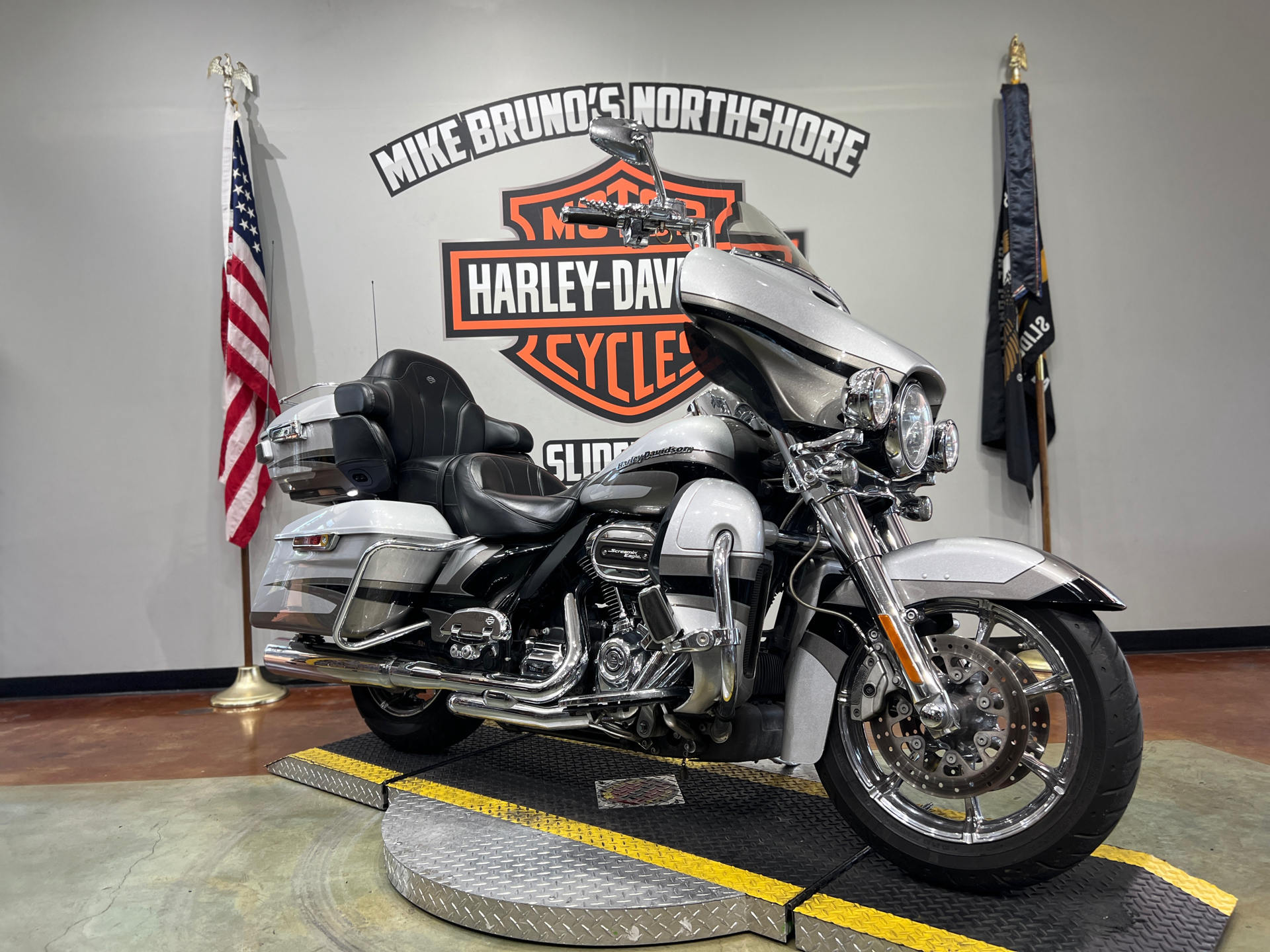 2017 Harley-Davidson CVO™ Limited in Slidell, Louisiana - Photo 2