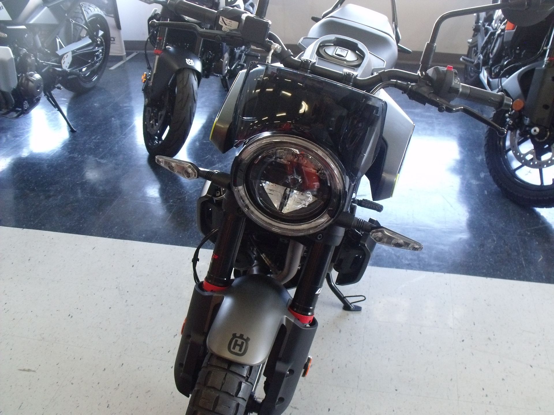 2024 Husqvarna Svartpilen 401 3