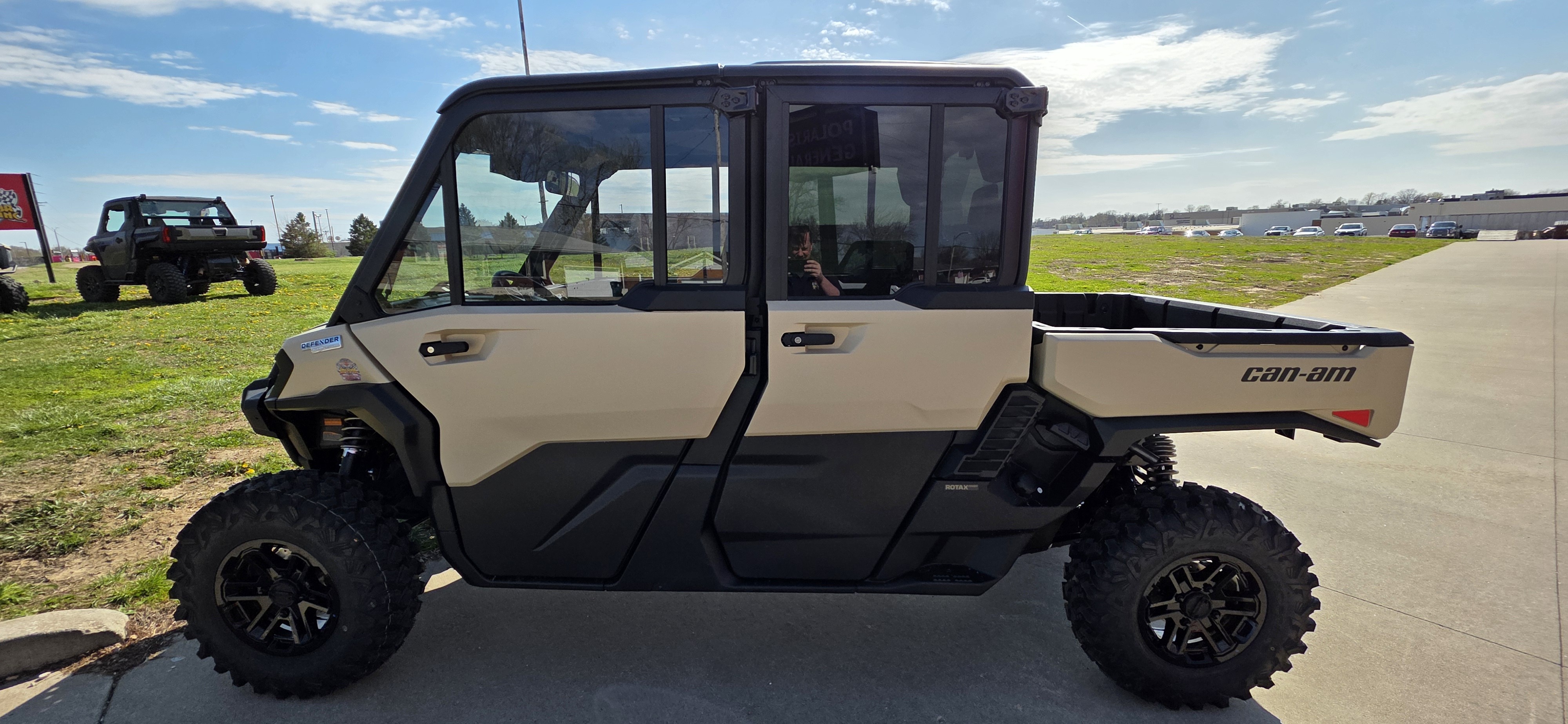 2026 Can-Am™ Defender MAX Limited HD11 7