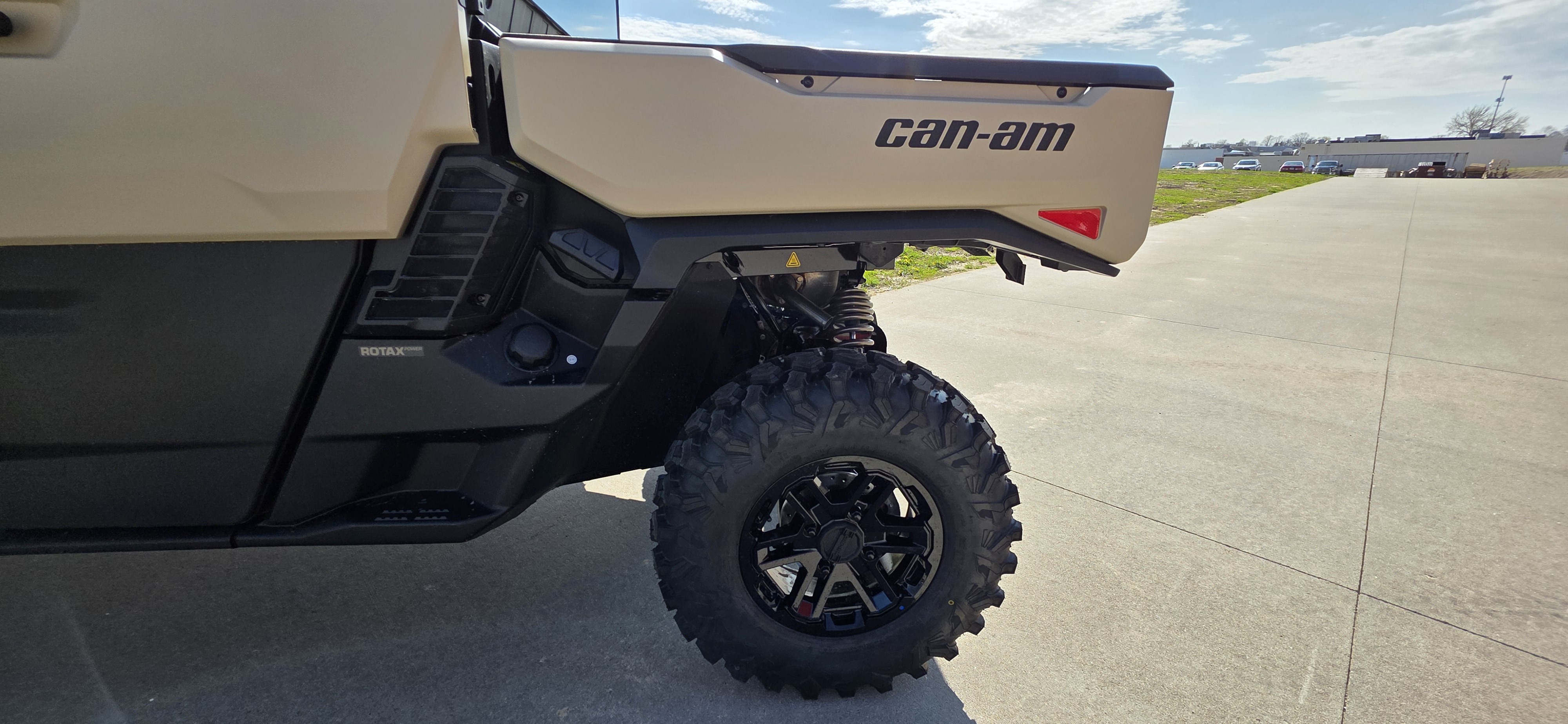 2026 Can-Am™ Defender MAX Limited HD11 10