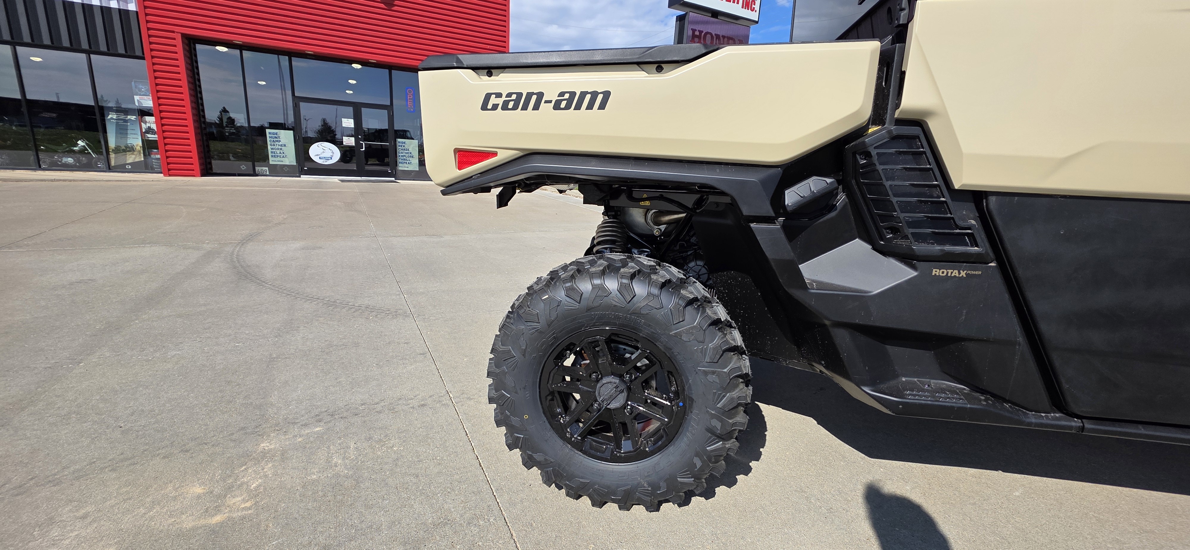 2026 Can-Am™ Defender MAX Limited HD11 6