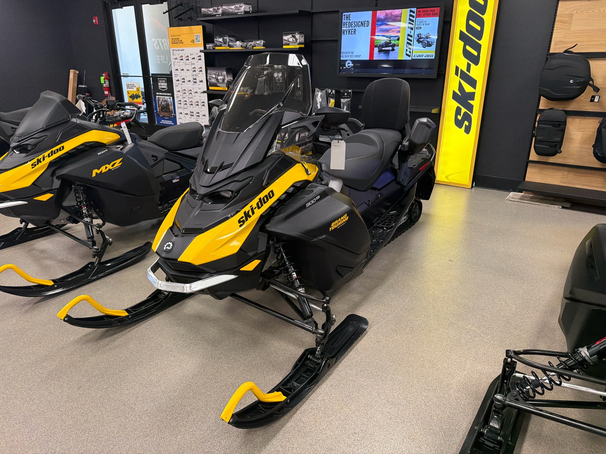 2027 Ski-Doo Grand Touring Sport 900 ACE ES Silent Ripsaw 1