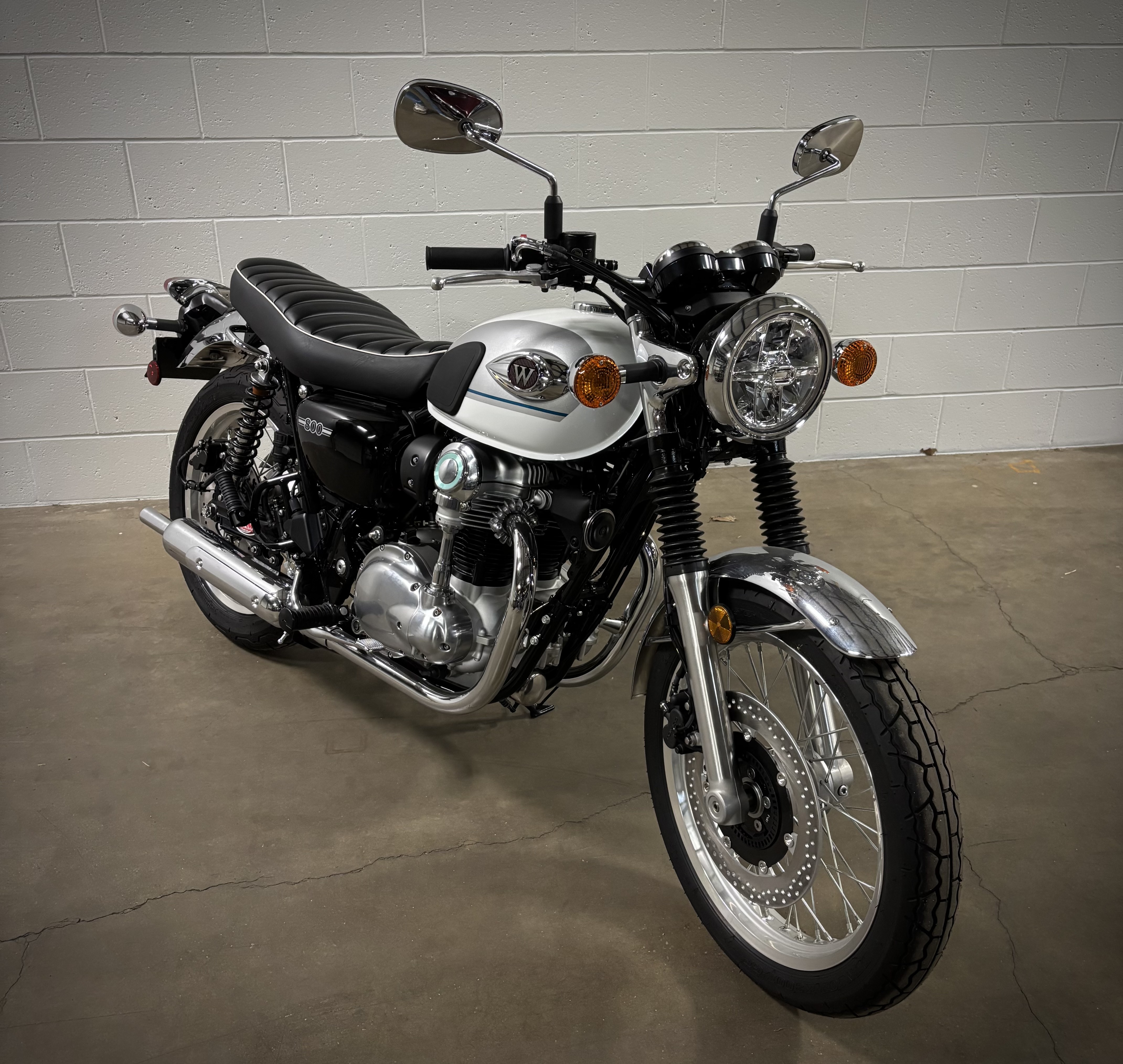 2026 W800 ABS