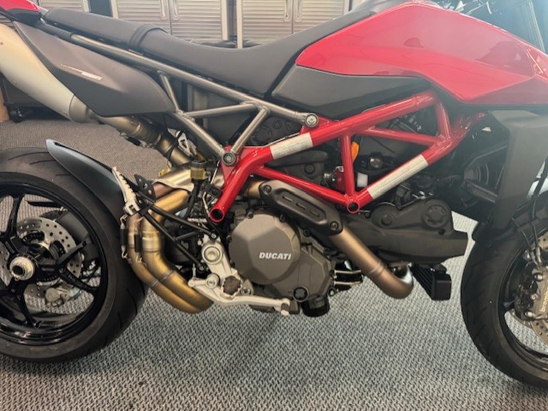 2025 Ducati Hypermotard 950 in Fort Myers, Florida - Photo 9