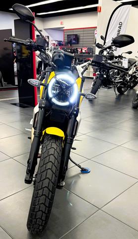 2025 Ducati Scrambler Icon in Fort Myers, Florida - Photo 11