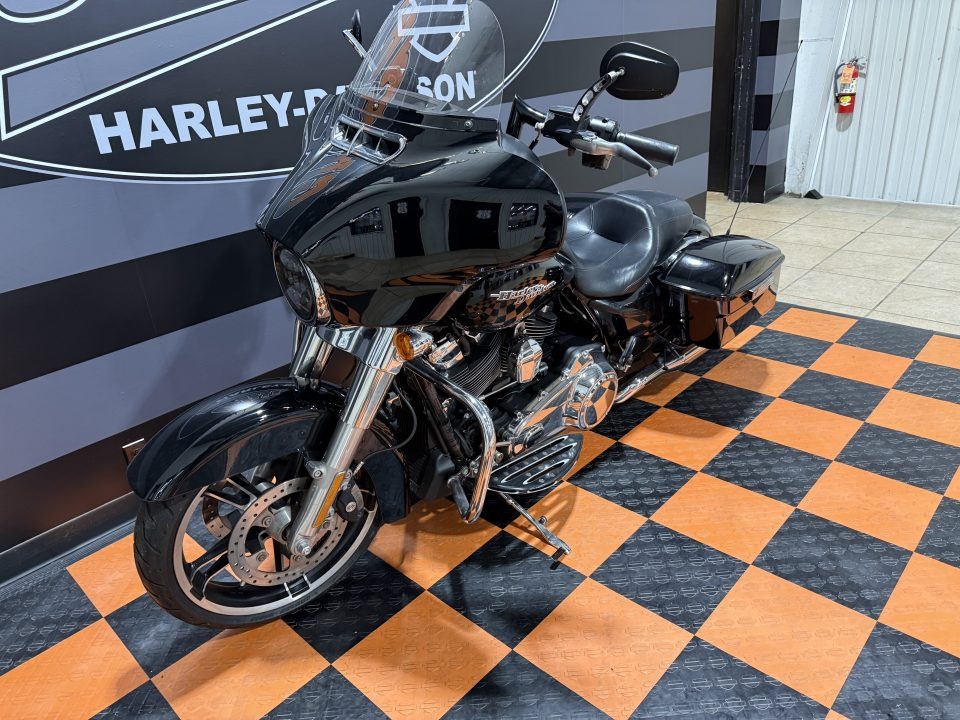 2018 Harley-Davidson Street Glide® 10