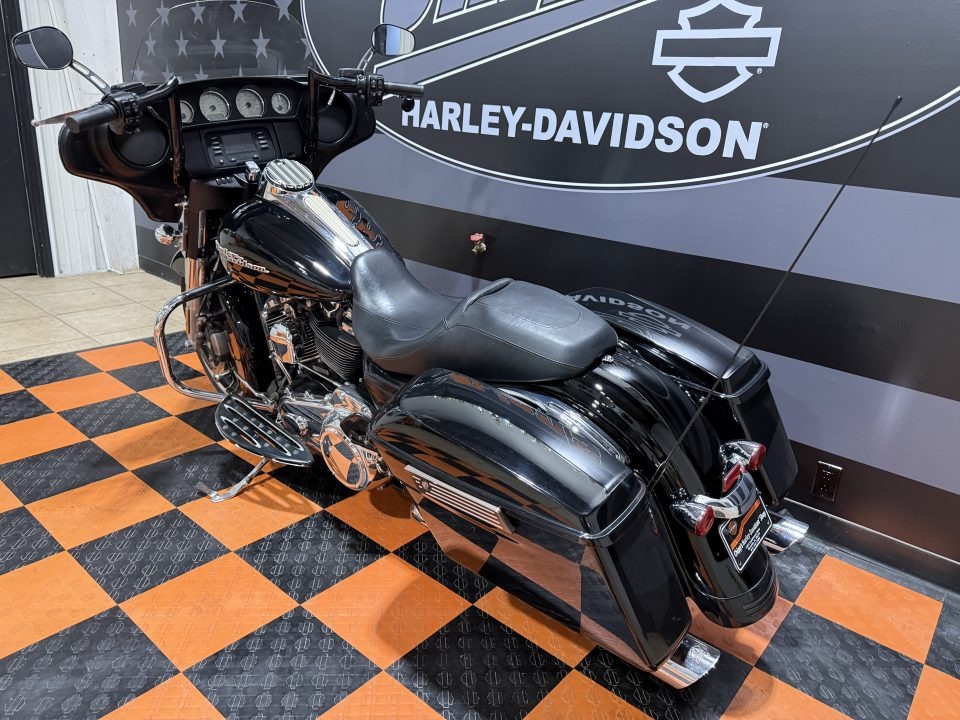 2018 Harley-Davidson Street Glide® 11