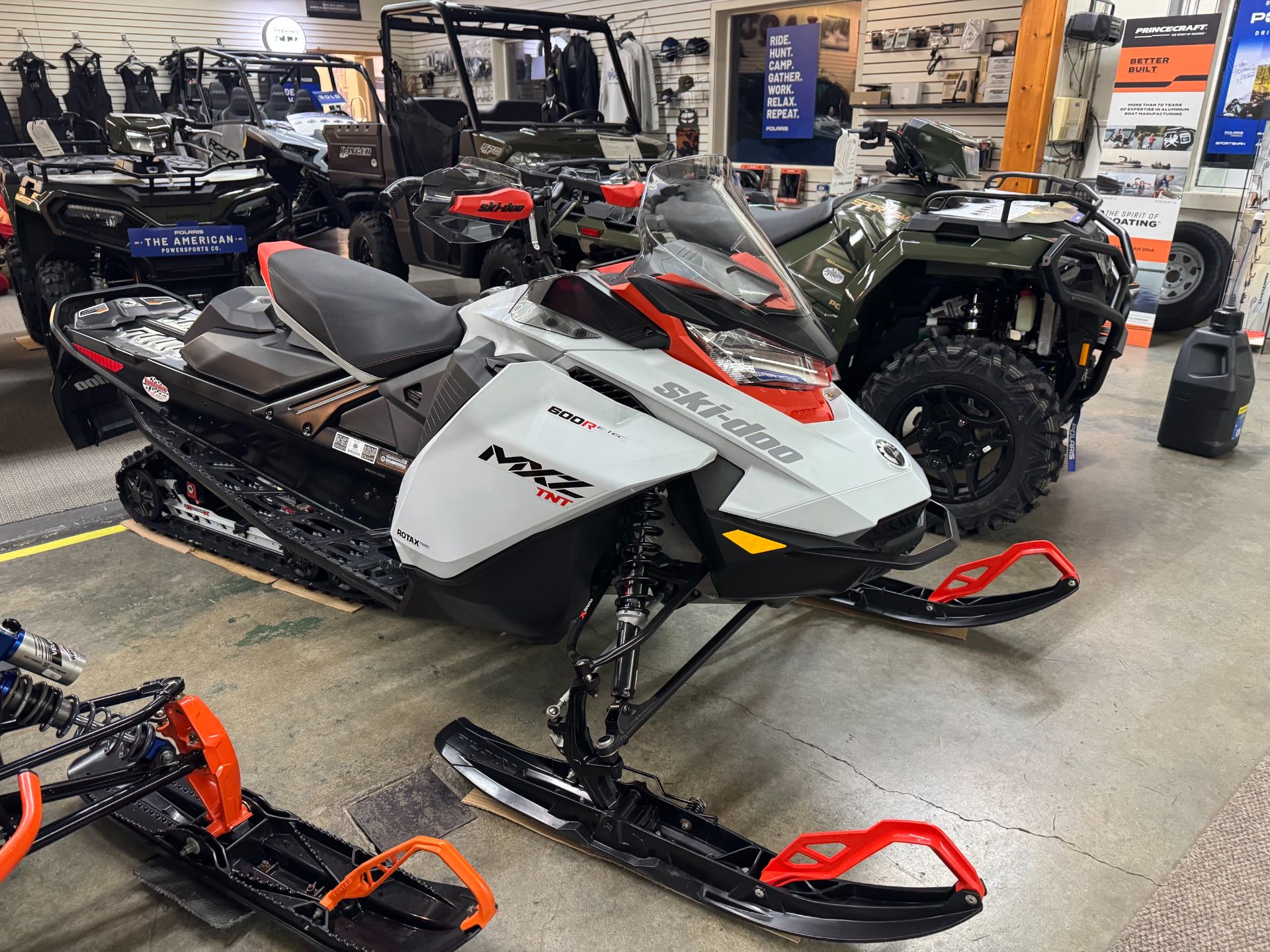 2022 Ski-Doo MXZ TNT 600R E-TEC ES RipSaw 1.25 in East Montpelier, Vermont - Photo 2