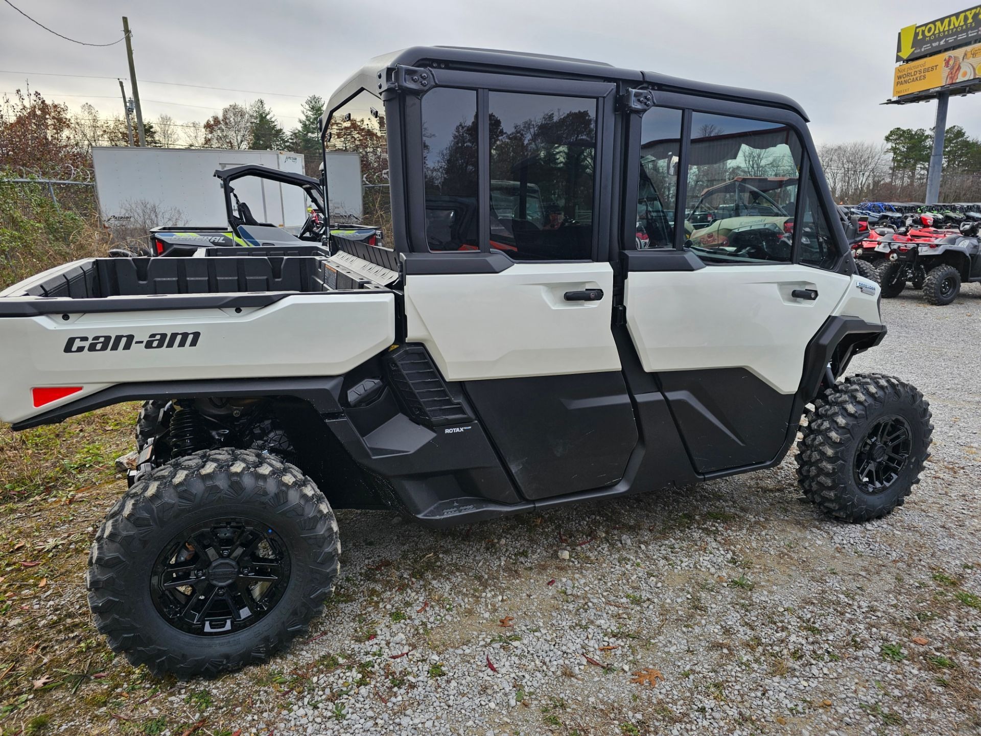 2026 Can-Am™ Defender MAX Limited HD11 4