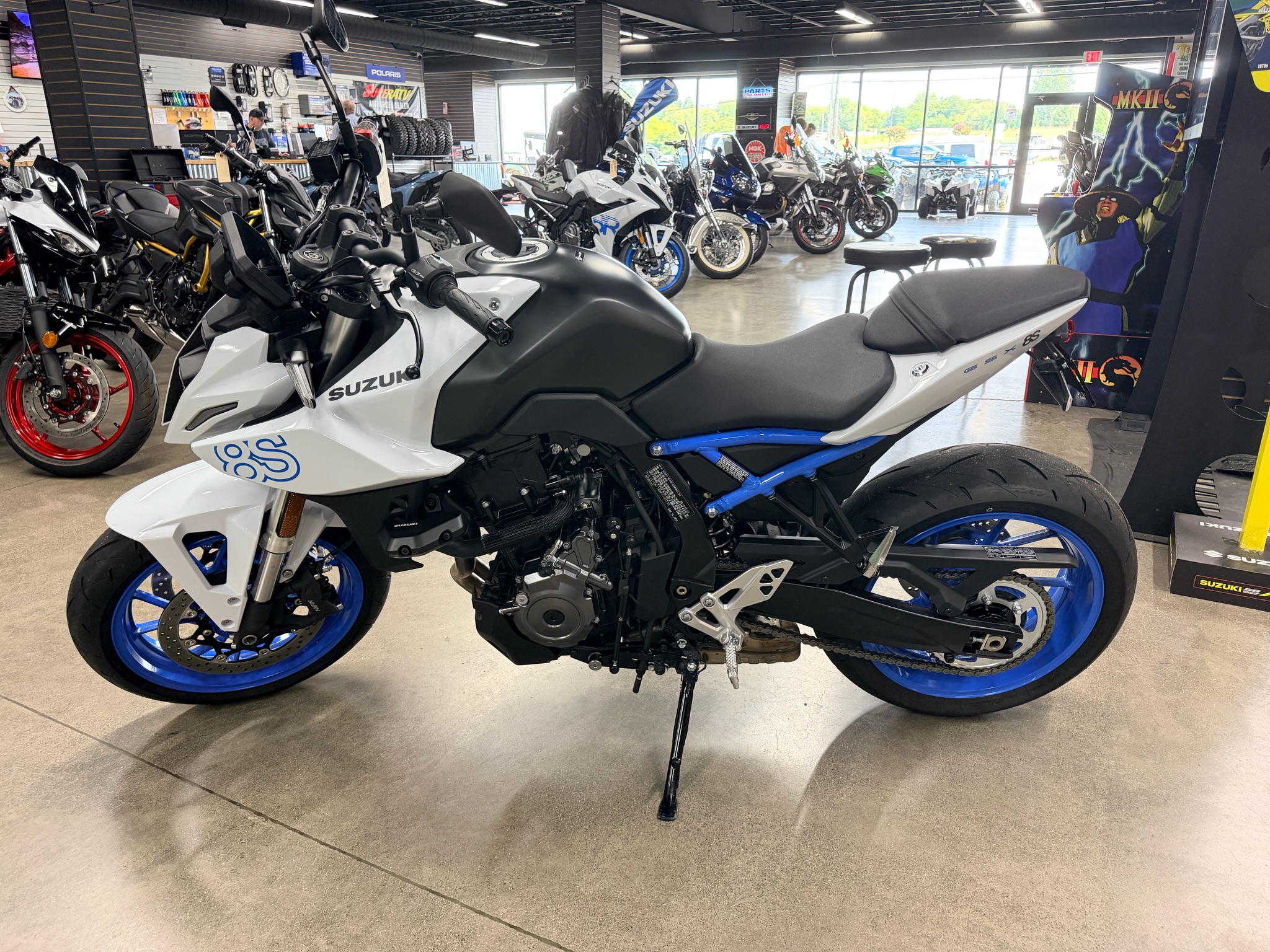 2023 Suzuki GSX-8S 3