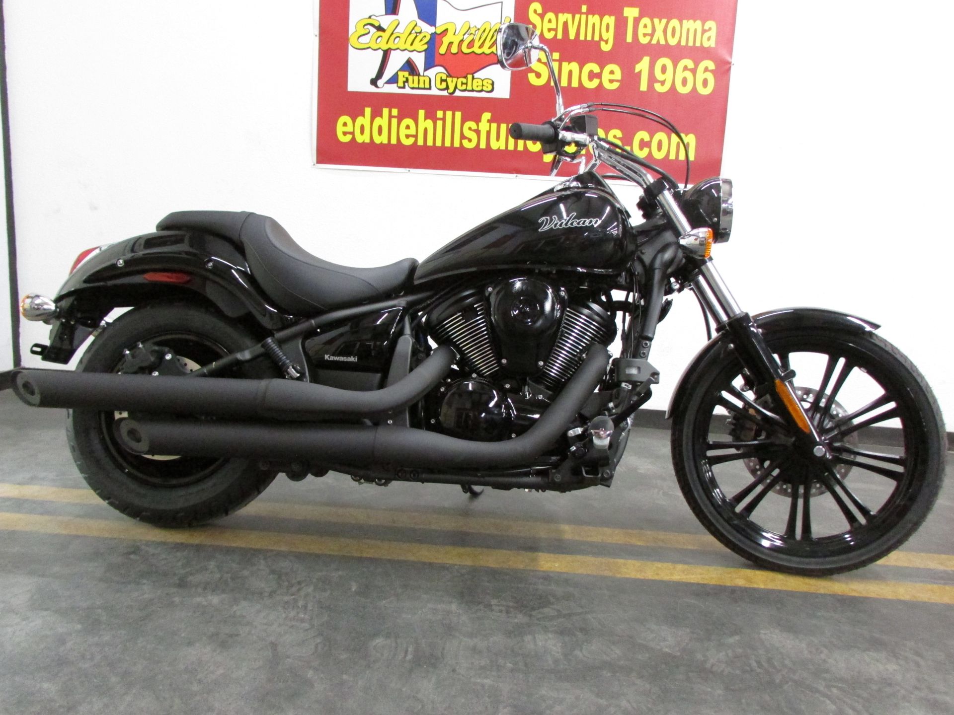2026 Kawasaki Vulcan® 900 Custom 1