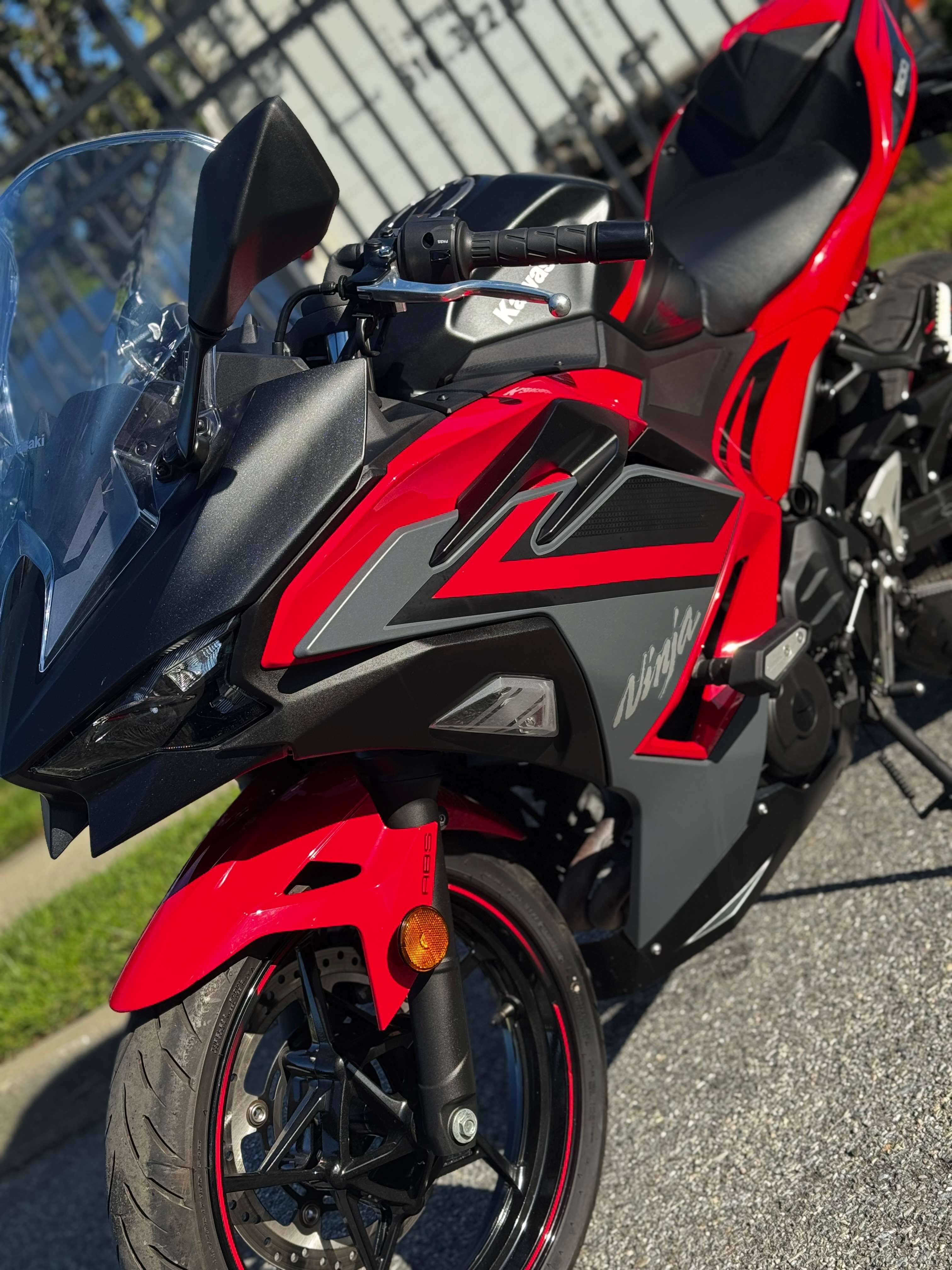2025 Kawasaki Ninja® 500 SE ABS 1