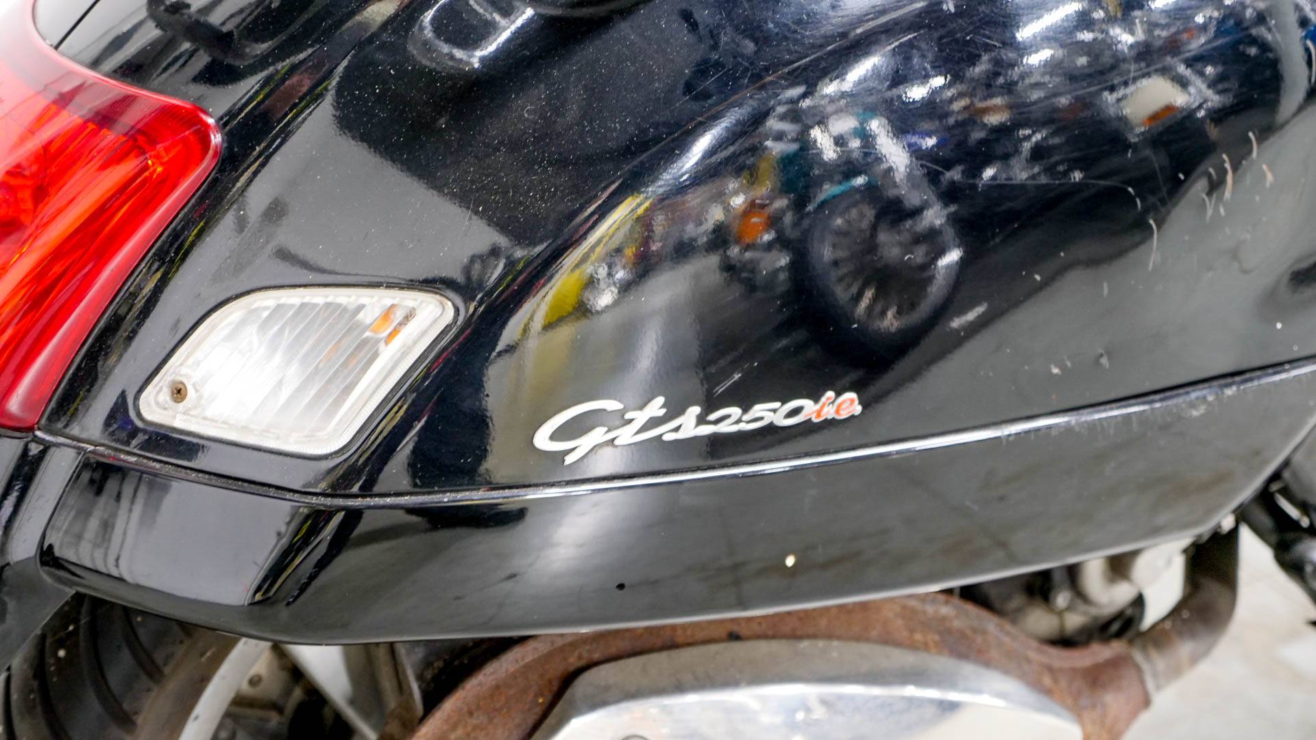 2007 Vespa GTS 250 12