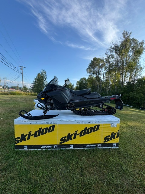 2027 Ski-Doo Renegade Adrenaline 900 ACE Turbo R ES Ripsaw 1.25