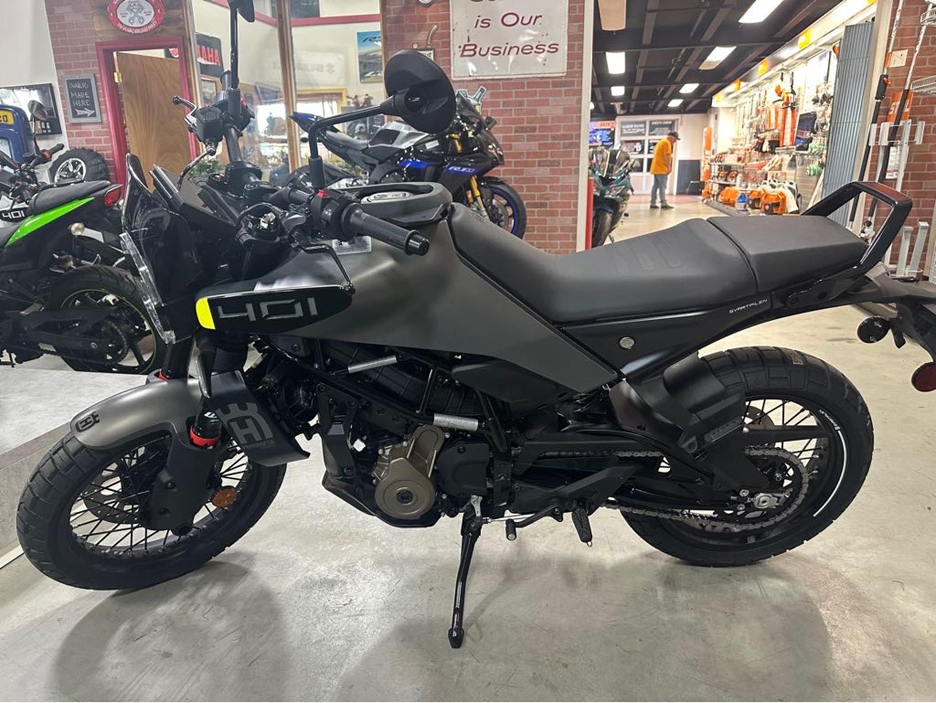 2024 Husqvarna Svartpilen 401 in Auburn, Massachusetts - Photo 1