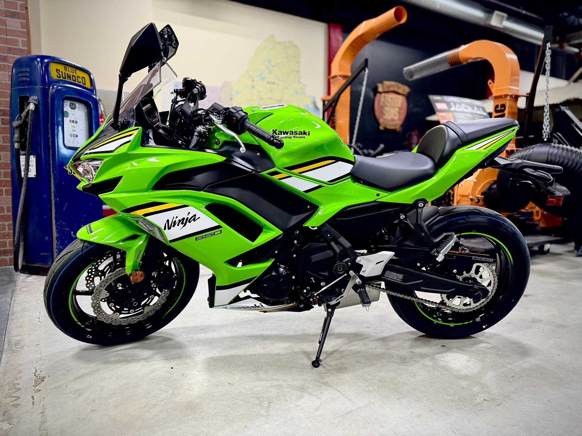 2025 Kawasaki Ninja 650 KRT Edition ABS in Auburn, Massachusetts - Photo 2