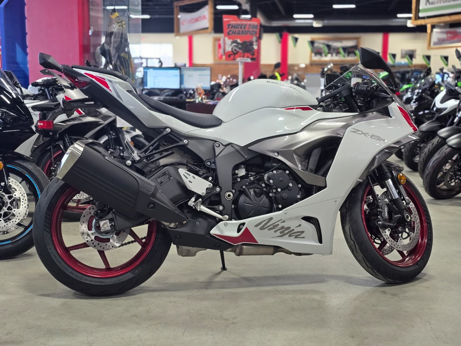 2025 Kawasaki Ninja® ZX-6R ABS 1