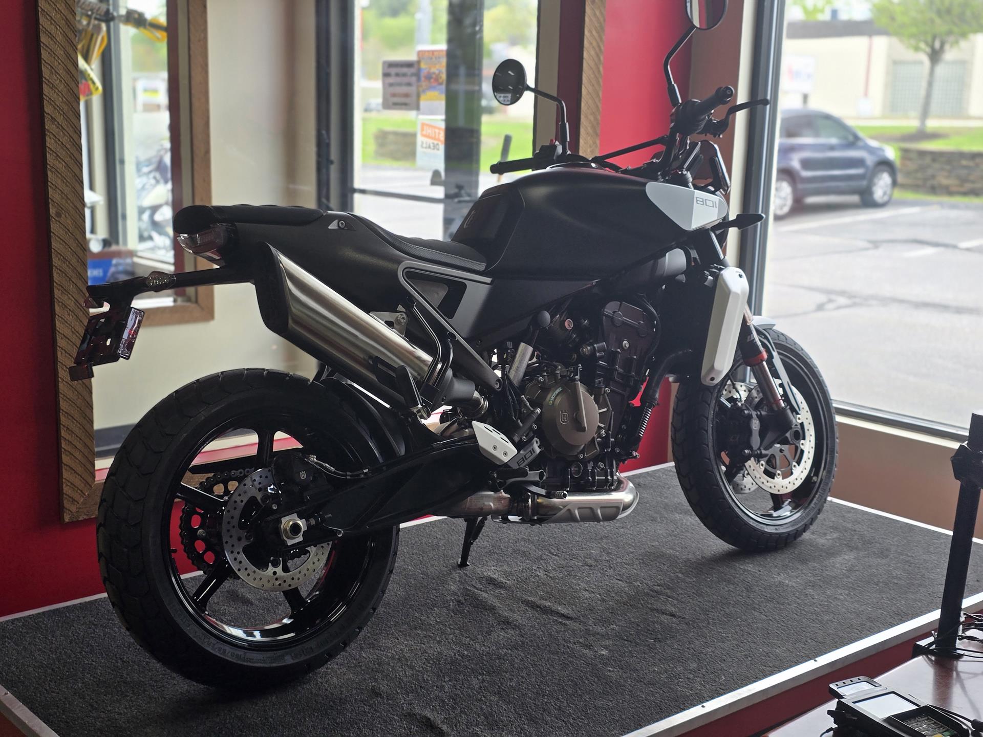 2025 Husqvarna Svartpilen 801 in Auburn, Massachusetts - Photo 2