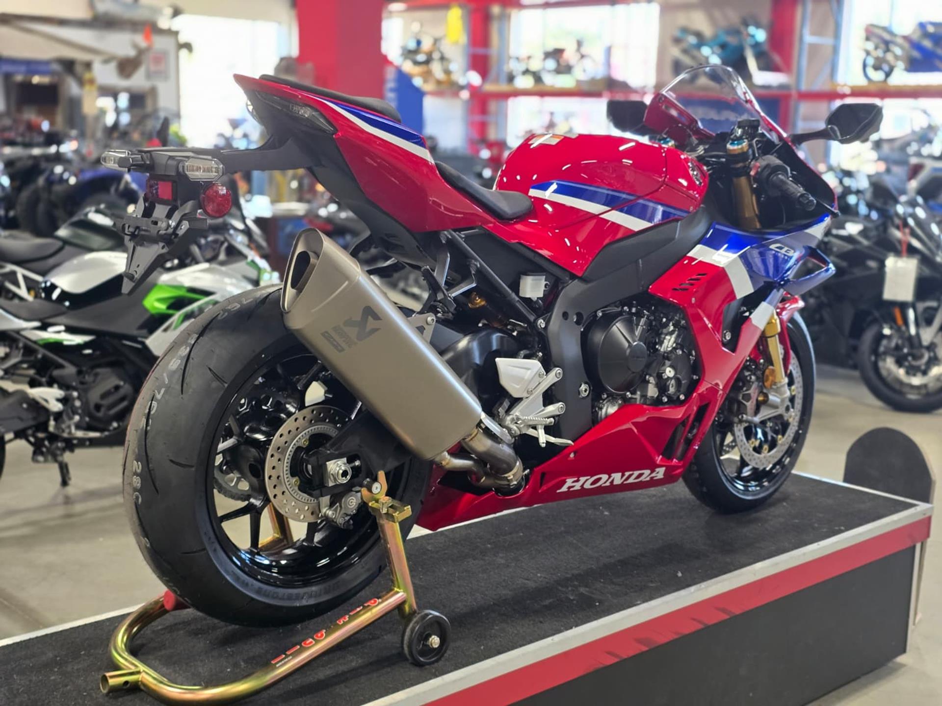 2025 Honda CBR1000RR-R Fireblade SP in Auburn, Massachusetts - Photo 2