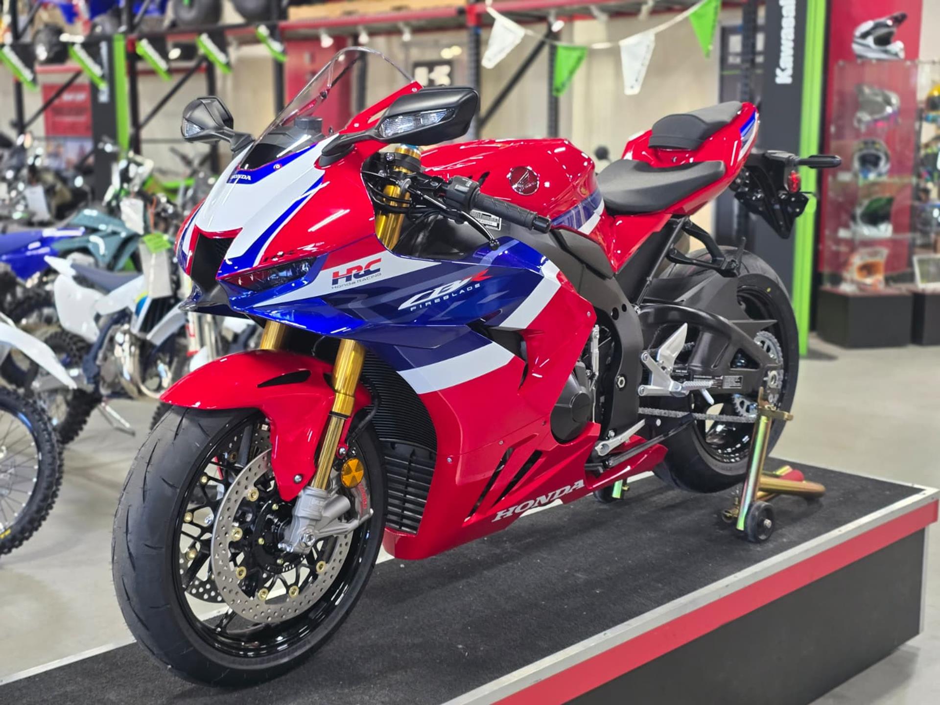 2025 Honda CBR1000RR-R Fireblade SP in Auburn, Massachusetts - Photo 3